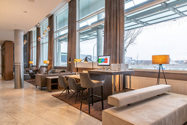 Holiday Inn Berlin Airport Conference Centre: Bar/Salón