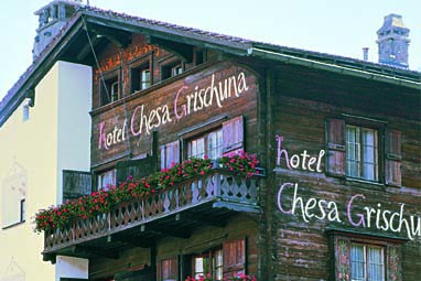 Romantik Hotel Chesa Grischuna: Buitenaanzicht