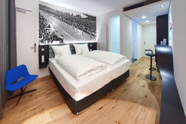 V8 HOTEL Motorworld Region Stuttgart: Chambre