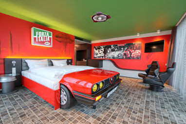 V8 HOTEL Motorworld Region Stuttgart: Kamer