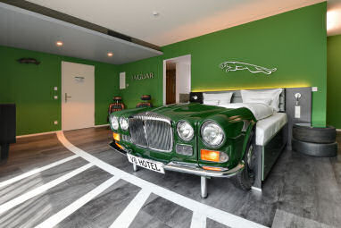 V8 HOTEL Motorworld Region Stuttgart: Kamer